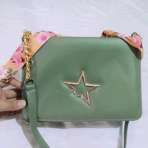 Classy Sling Bag 💚✨