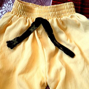 Stylis Shorts In Yellow