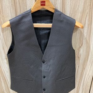 A Set of 3 pieces for men. Blazer, Pant,jacket.