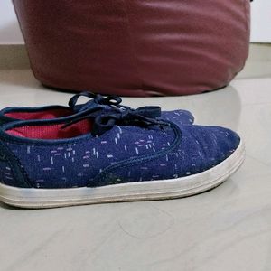 Navy Blue Shoes/Sneakers with 2 pair Of Socks