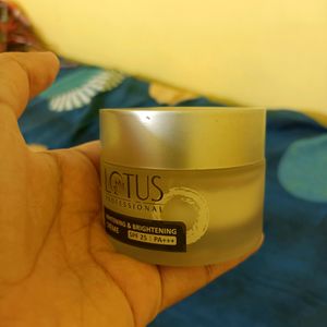 Lotus Professional Whitening And Brightening Cream