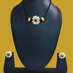 Brand New Flower Necklace Jewellery & Earrings