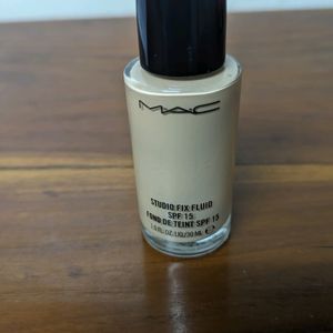 Original MAC Foundation NC20💕😍 Full Size