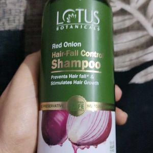 Lotus Botanicals Shampoo+With Freebie😍