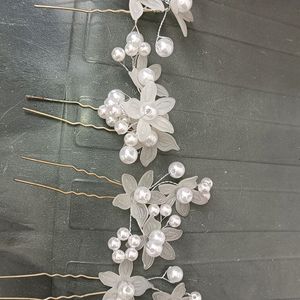 White Beutiful Flower Hair Moti Clips