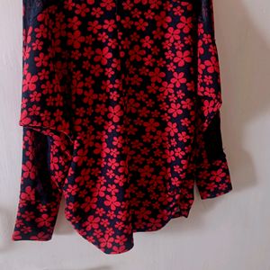 Navy Blue Top With Red Flowers 💙🏵️