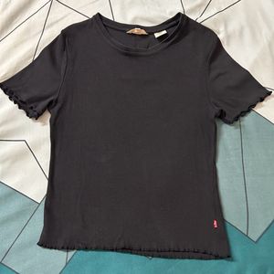 Brand New Levi’s Black Crop Top😍❤️🤩