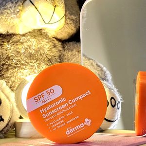 The Derma Co Sunscreen Compact.