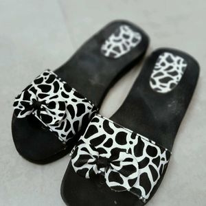 White And Black Flip Flopss(In Cash Only)