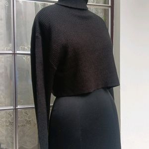 Black High-neck Crop