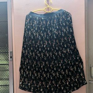 Black Pleated Floral Skirt From Luchky Charm💕💖