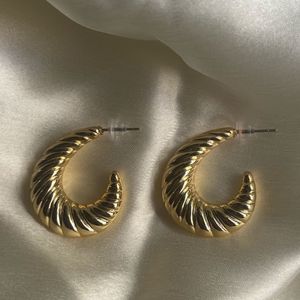 Flat croissant earrings (gold finish)