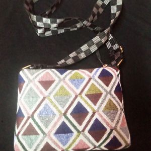 NEW NO USED SLING BAG FOR GIRLS AND KID'S.