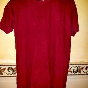 casual maroon tshirt