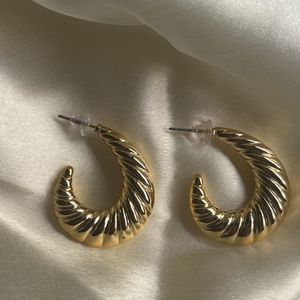 Flat croissant earrings (gold finish)