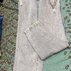 Boyfriend Fit Jeans With Chain