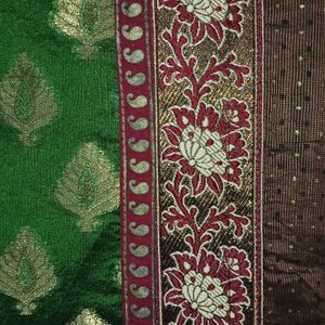 Floral Printed Saree, With Contrast Border.