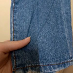 Boyfriend shape blue jeans