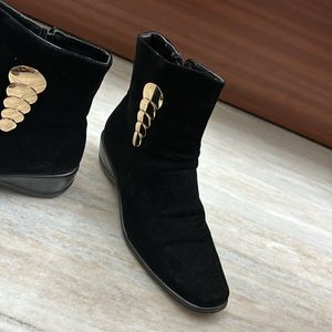 Women Black Velvet Winterwear Boots