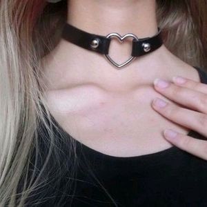 IMPORTED HEART GOTHIC CHOKER