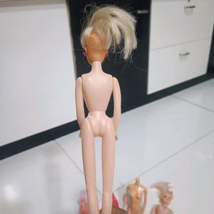 barbies With 8 Clothes N Shoes