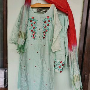 KURTHI SET IN A BEAUTIFUL CONDITION 😍 FLOWERS EMB