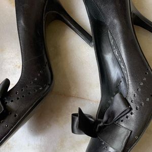 BCBG bow Leather heels