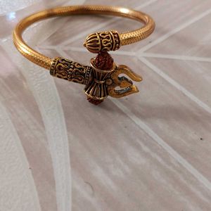 Shiv Damru Pendant, Trishul-Damru Bracelet, Holde