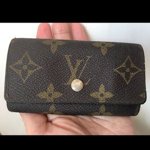 Imitation Leathered Louis Vuitton Chain Holder
