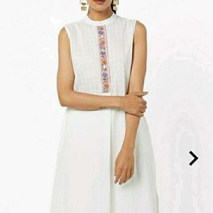 Women's Ajio White Sleeveless Kurti