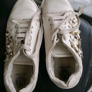 White canvas shoes for relax walk