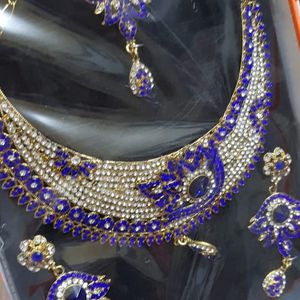 JWELERY SET WITH EARINGS AND MAANG TEEKA