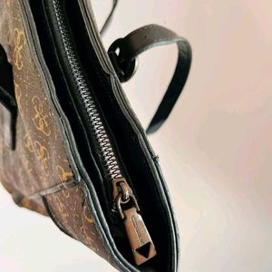 Guess brown monogram shoulderbag