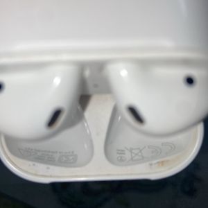 Apple AirPods With Charging Case