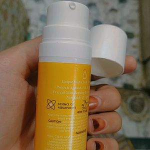 2 Sunscreen Derma Co Tinted & Aqualogica