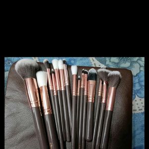 Zoeva Makeup Brushes Set Of 15 With Pouch