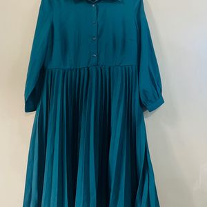 Dress with pleated pattern