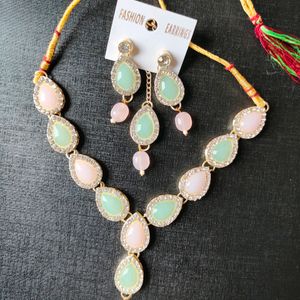 Kundan Necklace Set With Earings And Maangtika