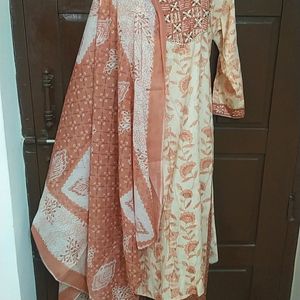 Beautiful Kurti Set With Dupatta