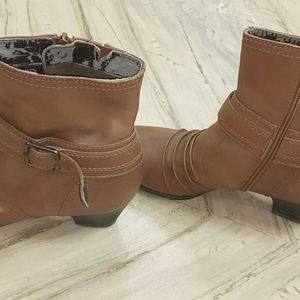 SALE!!!! 🎀 BROWN HEEL ZIP BOOTS 🎀