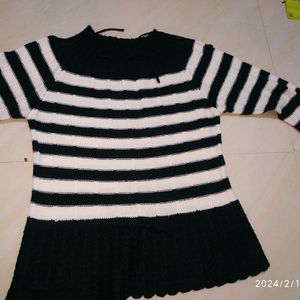 SBlack & White Lining Woolen Top....