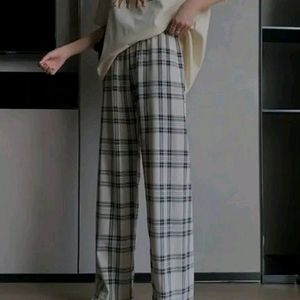 Women stylish check trouser