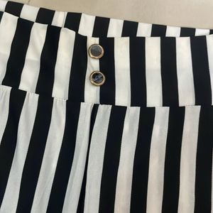 White and black striped legging