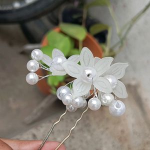 White Beutiful Flower Hair Moti Clips