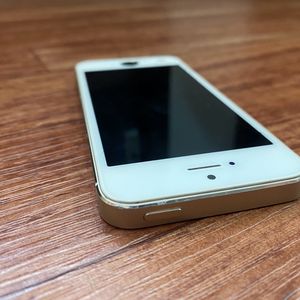 iPhone 5s In Ok Condition The Display Is Broken