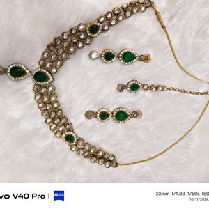 "Enchanted Green: Radiant Kundan Necklace Set