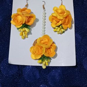 Yellow Maangtika And Earrings.