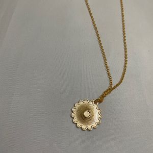 White Flower Pendant And Chain