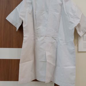 White Apron /Lab Coat With Collar And Pockets