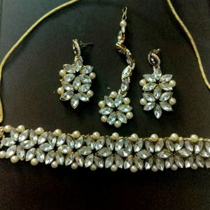 Jewellery Set Along With Maangtika And Earrings